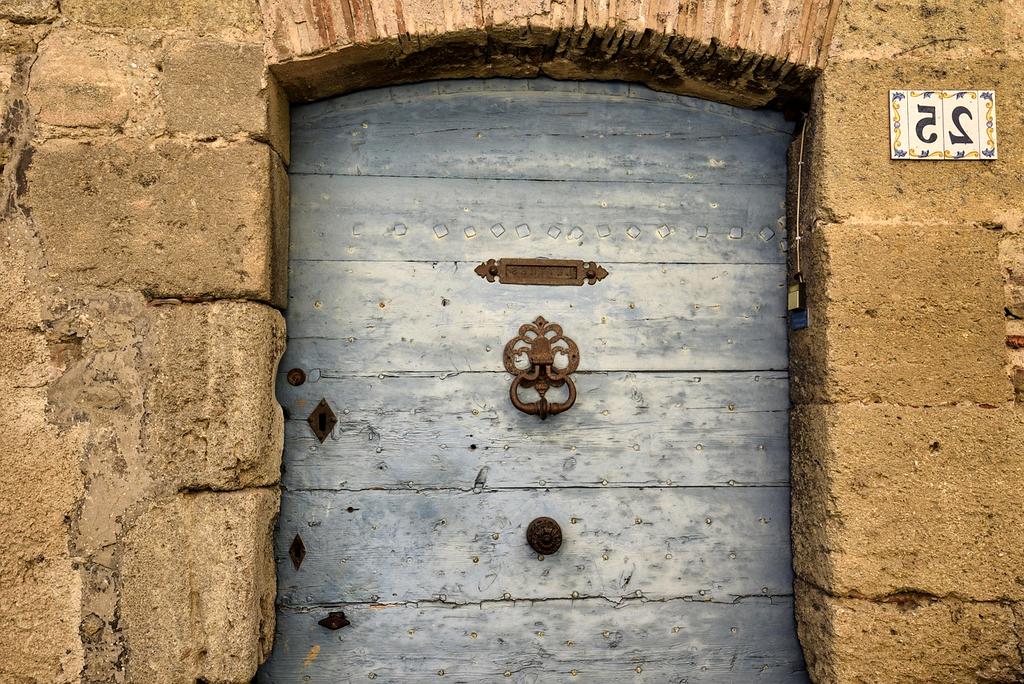 Smart sensor technology for automated item detection and tracking in entryway